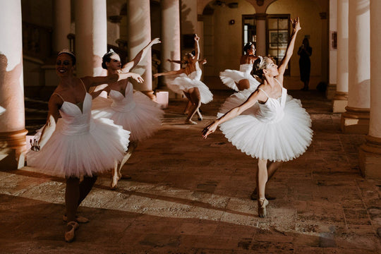 A Surprise Ballet Opens this Spectacular Outdoor Wedding Ceremony